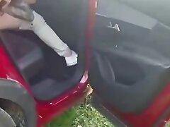 elle propose a un mec de venir la baiser dans sa voiture